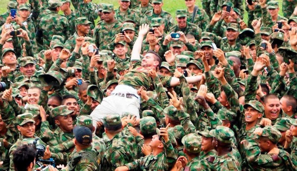 Durante el evento, integrantes de la Policía, el Esmad y el Ejército recibieron con emoción a Juanes, le prepararon una presentación musical con vallenato y otra con un Michael Jackson del batallón "Coronel Francisco José de Caldas".