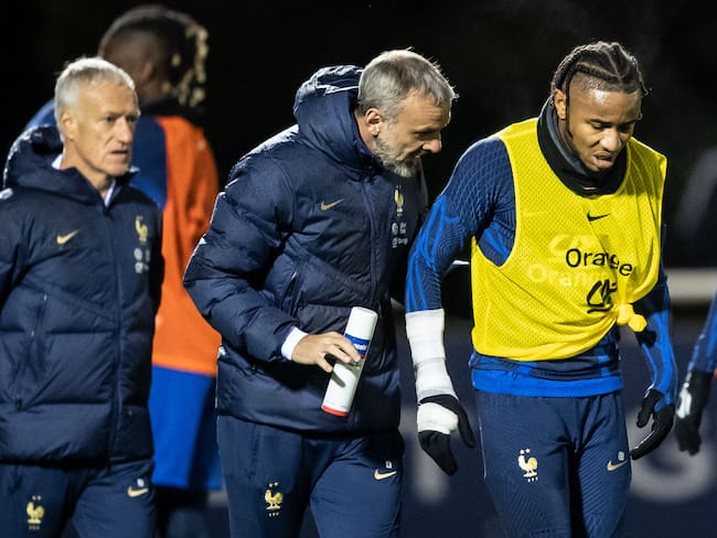 France&#039;s national football team forward Christopher Nkunku (R) reacts after being injured during a training session at the team&#039;s training camp in Clairefontaine-en-Yvelines, south of Paris, on November 15, 2022, five days ahead of the Qatar 2022 FIFA World Cup football tournament. (Photo by BERTRAND GUAY / AFP) (Photo by BERTRAND GUAY/AFP via Getty Images)