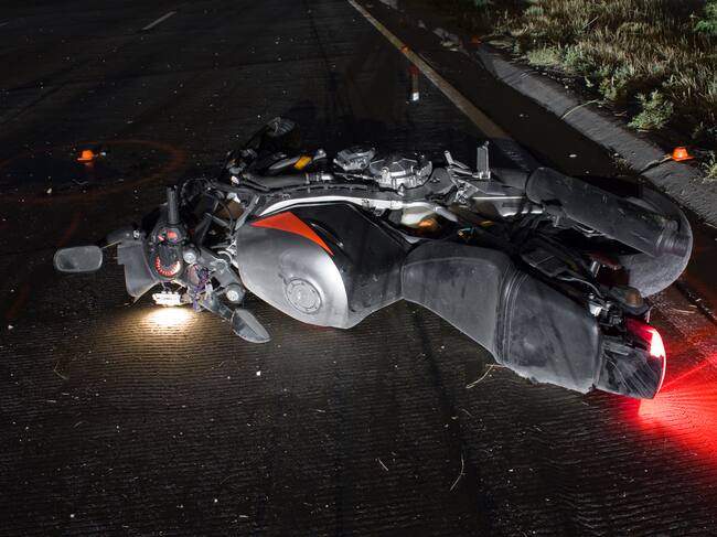Accidente en moto de noche (créditos: GettyImages)