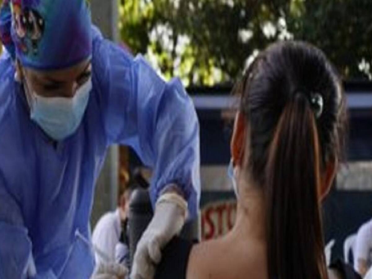 Médicos piden a los ciudadanos vacunarse con tranquilidad con Astrazeneca