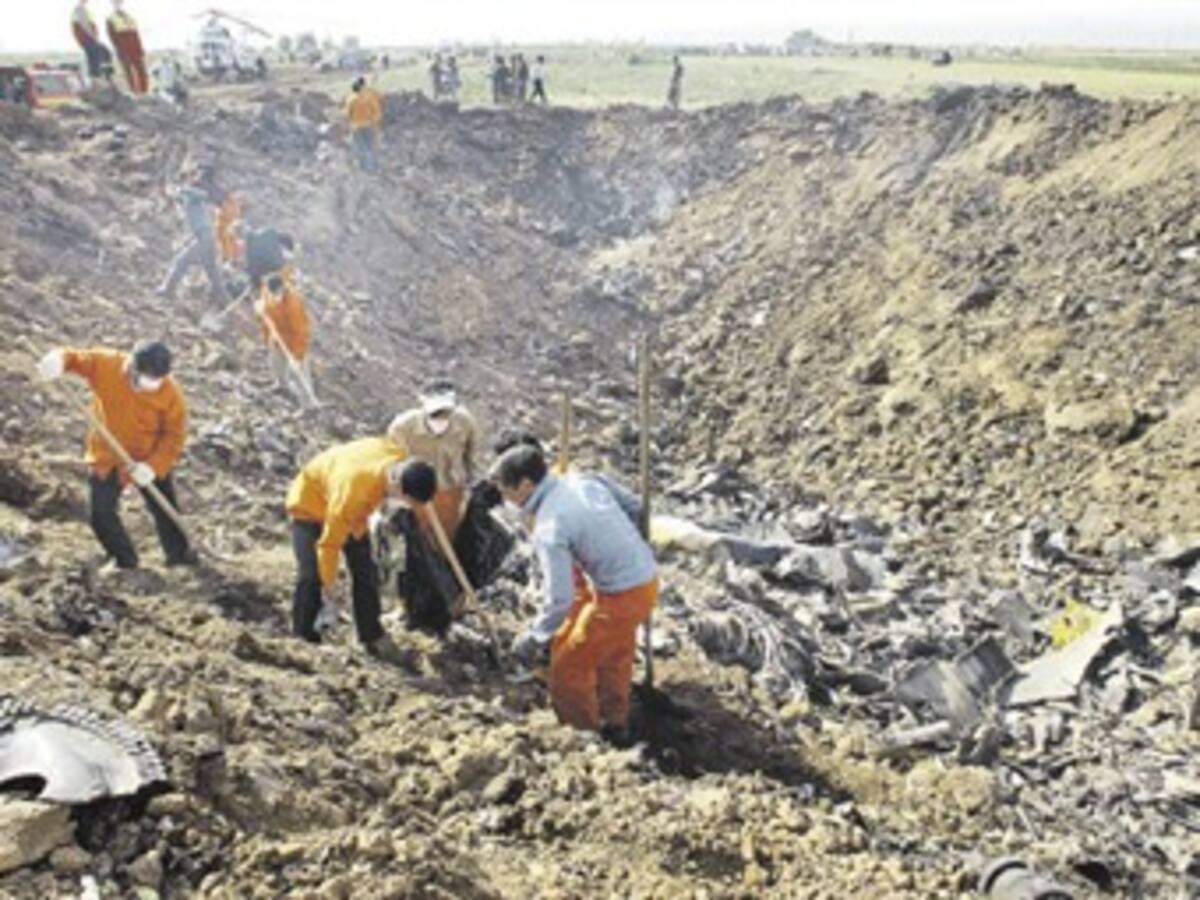 Autoridades apuntan a una posible falla técnica como causa del accidente aéreo que dejó 168 muertos en Irán