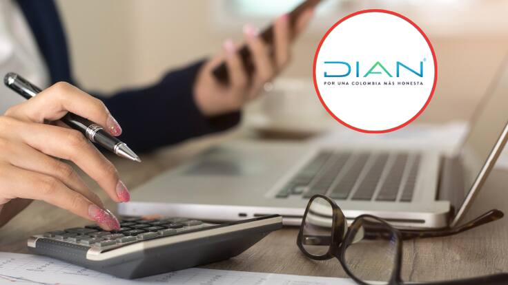 Persona haciendo cuentas en su calculadora y de fondo el logo de la DIAN (Fotos vía Getty Images y redes sociales de la DIAN)