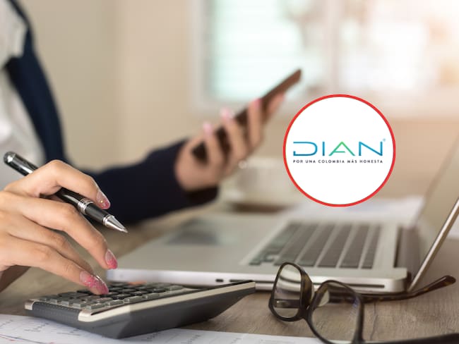 Persona haciendo cuentas en su calculadora y de fondo el logo de la DIAN (Fotos vía Getty Images y redes sociales de la DIAN)