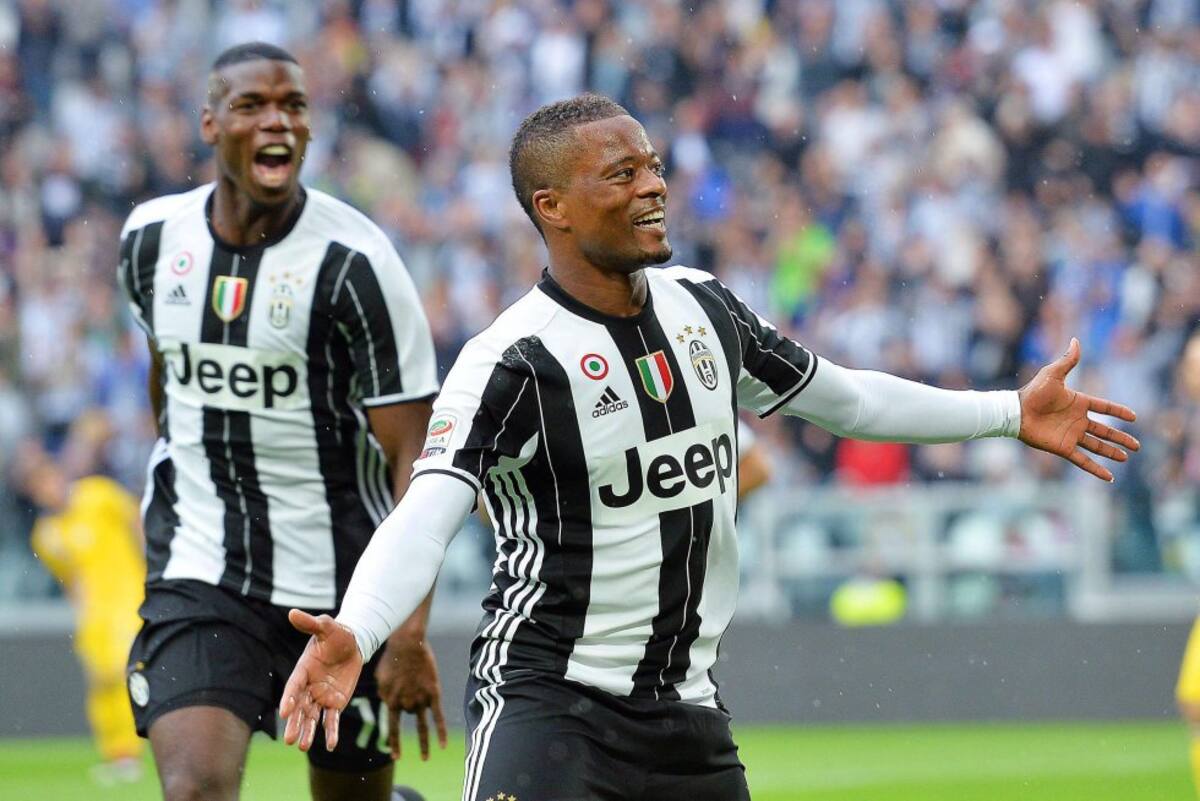 Evra y Pogba celebrando el primer gol de Juventus.