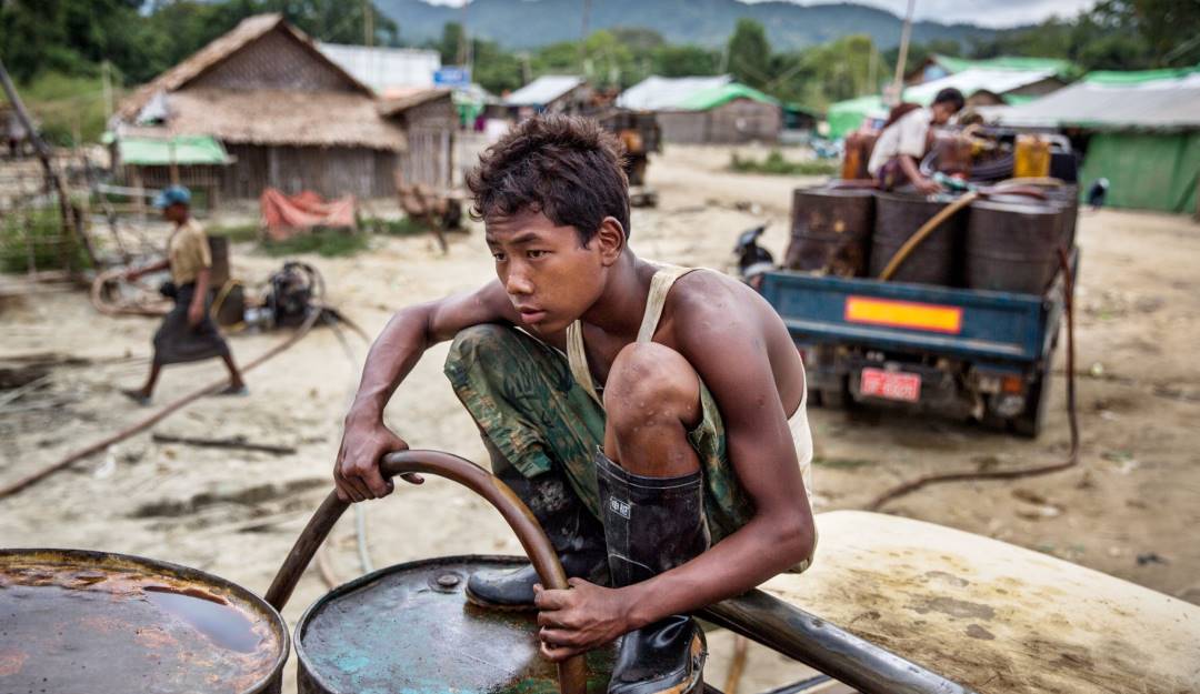 Producción petrolera manual en Myanmar.                    Foto: Getty 