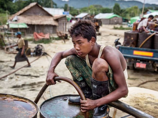 Producción petrolera manual en Myanmar.                    Foto: Getty 