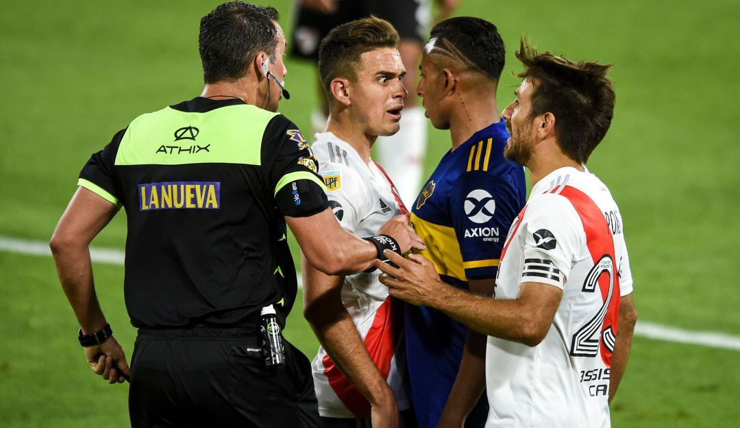 Rafael Santos Borré y Sebastián Villa se enfrentaron durante el primer 'Superclásico' del año.