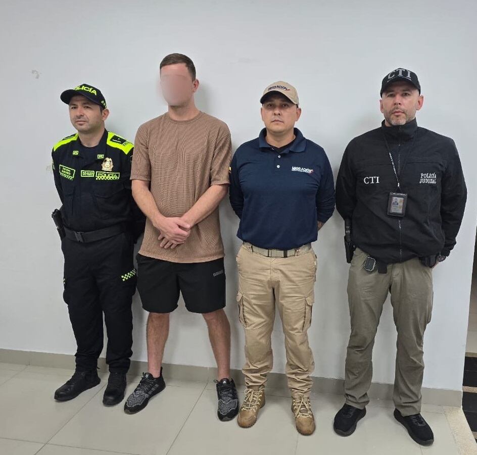 Extranjero prófugo de la justicia expulsado - foto Migración Colombia