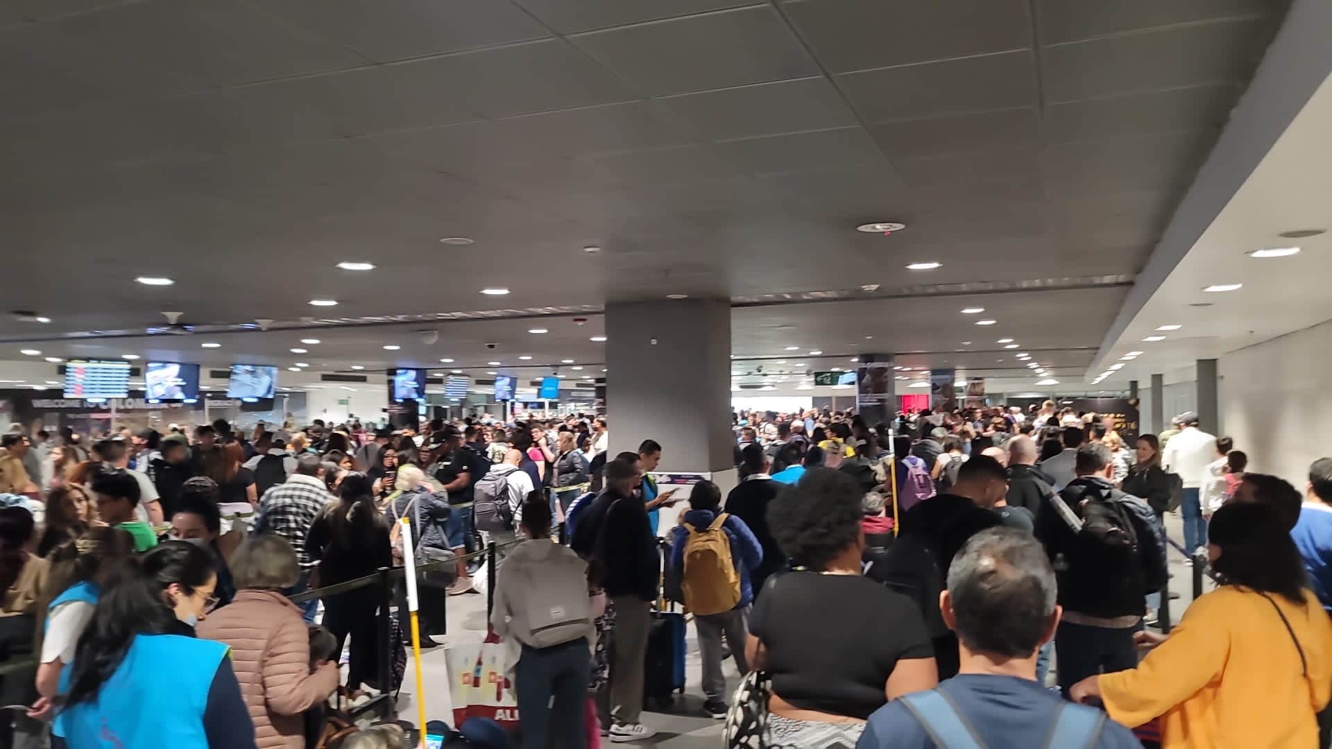 Largas filas en Migración del Aeropuerto El Dorado. Foto: W Radio