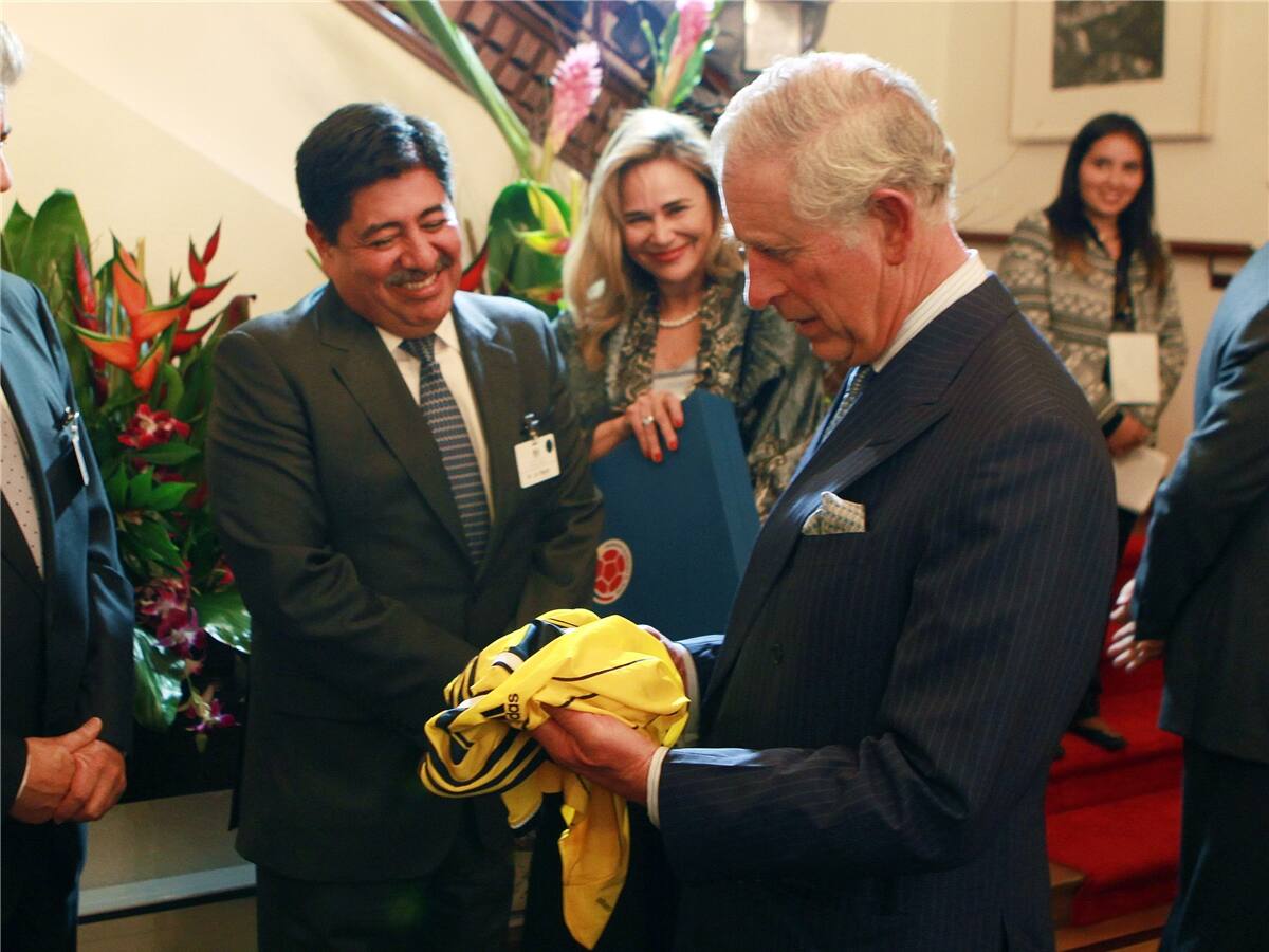 El príncipe Carlos recibió la camiseta de la Selección Colombia