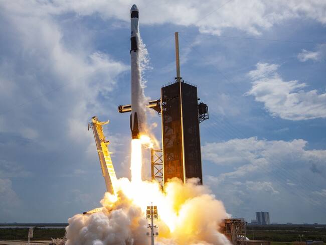 La cápsula Crew Dragon de Space X y la NASA regresa a la Tierra