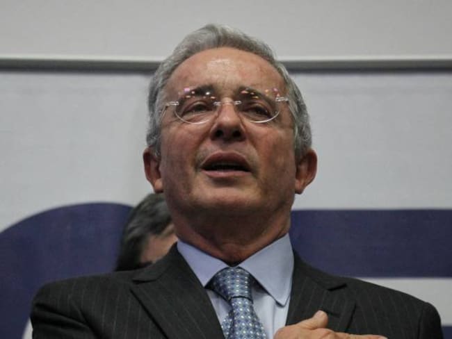 “Valiente gracia ponerse guapo a esta altura” Uribe a Santos por diálogos con ELN