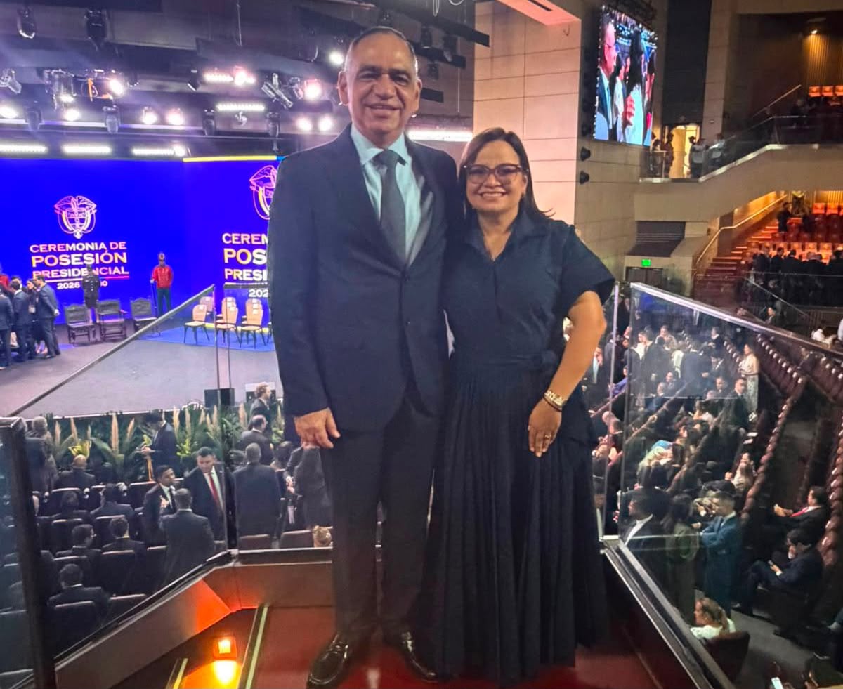 Carlos Pinedo y Margarita Guerra durante la posesión presidencial en Cali. Foto: X @CarlosPinedoC