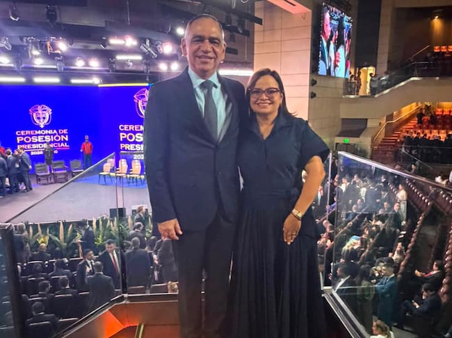 Carlos Pinedo y Margarita Guerra durante la posesión presidencial en Cali. Foto: X @CarlosPinedoC