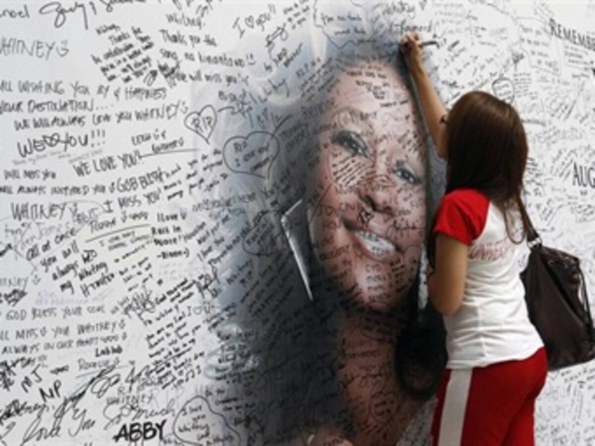 Grandes estrellas despiden hoy a Whitney Houston en funeral privado en EEUU