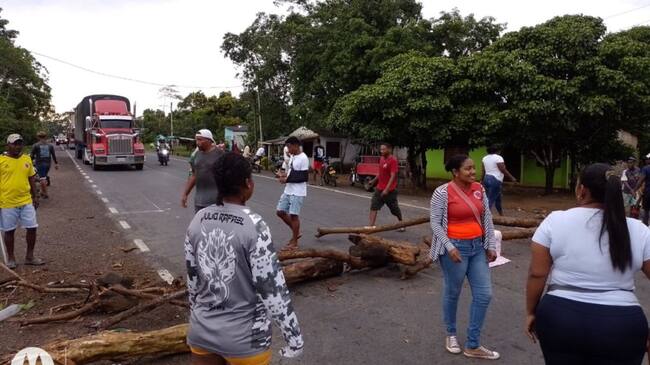 Con una protesta habitantes del corregimiento de San Pablo en María La Baja exigen la pavimentación de la vía de acceso