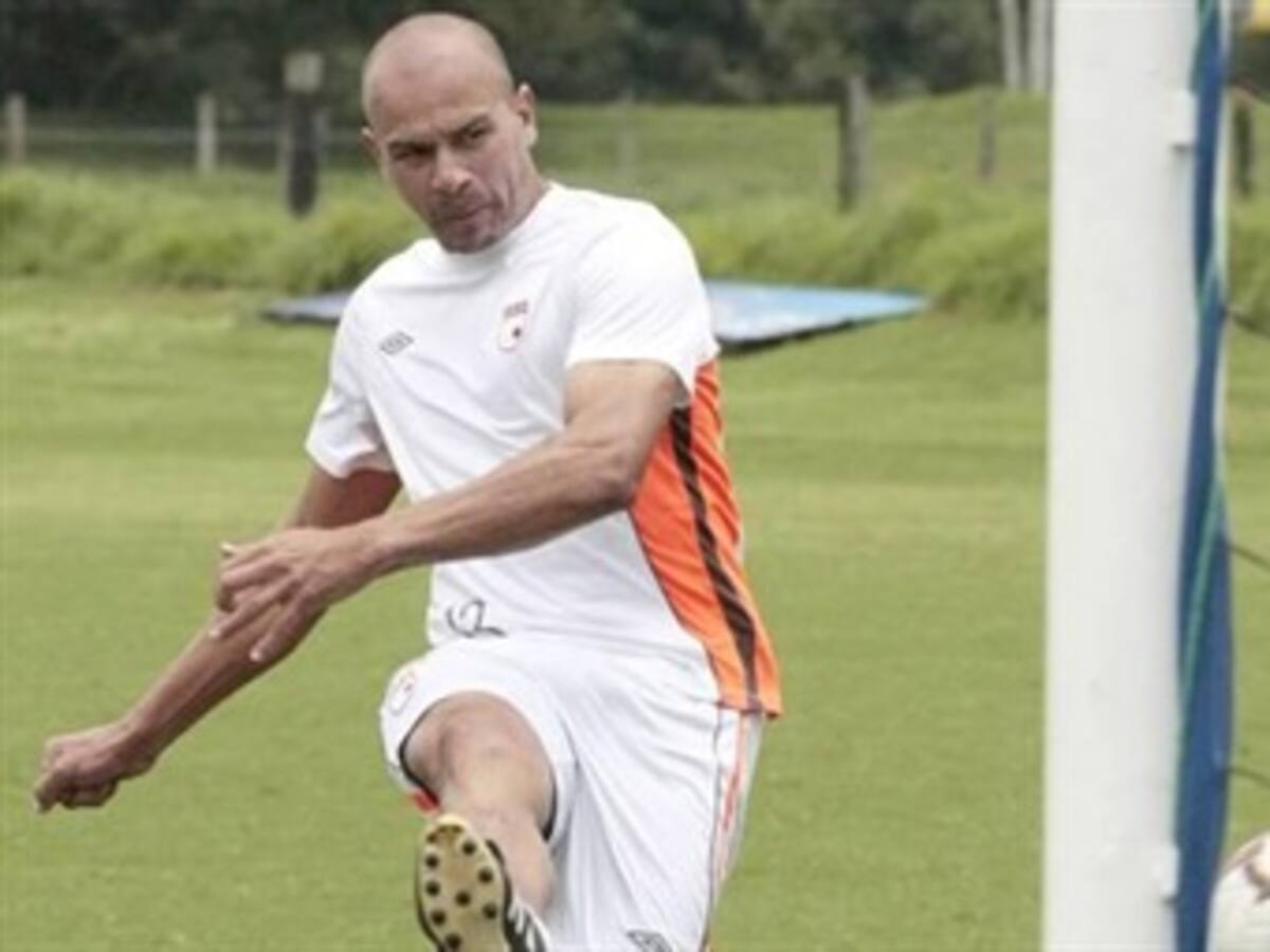 Germán Centurión sufre lesión en el hombro izquierdo y estará un mes por fuera