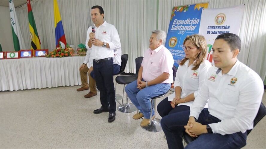 Ana de Dios Tarazona fue capturada luego de un acto de entrega de tabletas al que asistía también el gobernador Didier Tavera. Foto: Gobernación de Santander