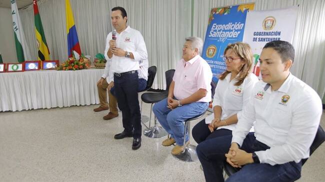 Ana de Dios Tarazona fue capturada luego de un acto de entrega de tabletas al que asistía también el gobernador Didier Tavera. Foto: Gobernación de Santander