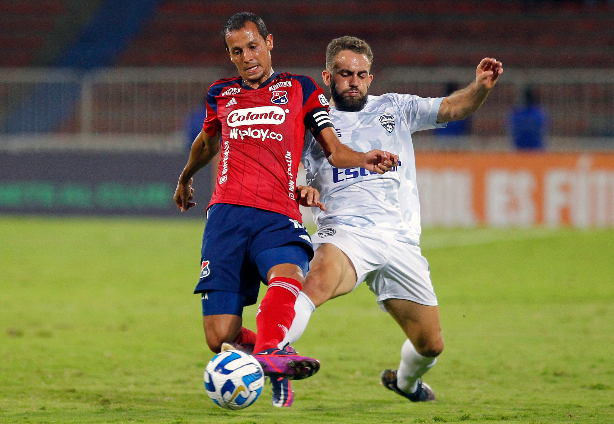 Independiente Medellin's midfielder Andres Ricaurte (L) and Metropolitanos' midfielder Christian Larotonda vie for the ball during the Copa Libertadores group stage first leg football match between Colombia's Independiente Medellin and Venezuela's Metropolitanos, at the Atanasio Girardot stadium in Medellin, Colombia, on May 3, 2023. (Photo by Fredy BUILES / AFP) (Photo by FREDY BUILES/AFP via Getty Images)