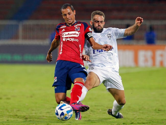 Independiente Medellin's midfielder Andres Ricaurte (L) and Metropolitanos' midfielder Christian Larotonda vie for the ball during the Copa Libertadores group stage first leg football match between Colombia's Independiente Medellin and Venezuela's Metropolitanos, at the Atanasio Girardot stadium in Medellin, Colombia, on May 3, 2023. (Photo by Fredy BUILES / AFP) (Photo by FREDY BUILES/AFP via Getty Images)