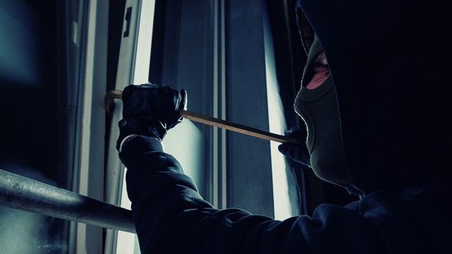 Los implicados realizaron un agujero en la pared por donde pretendían ingresar al banc. Foto: Getty Images