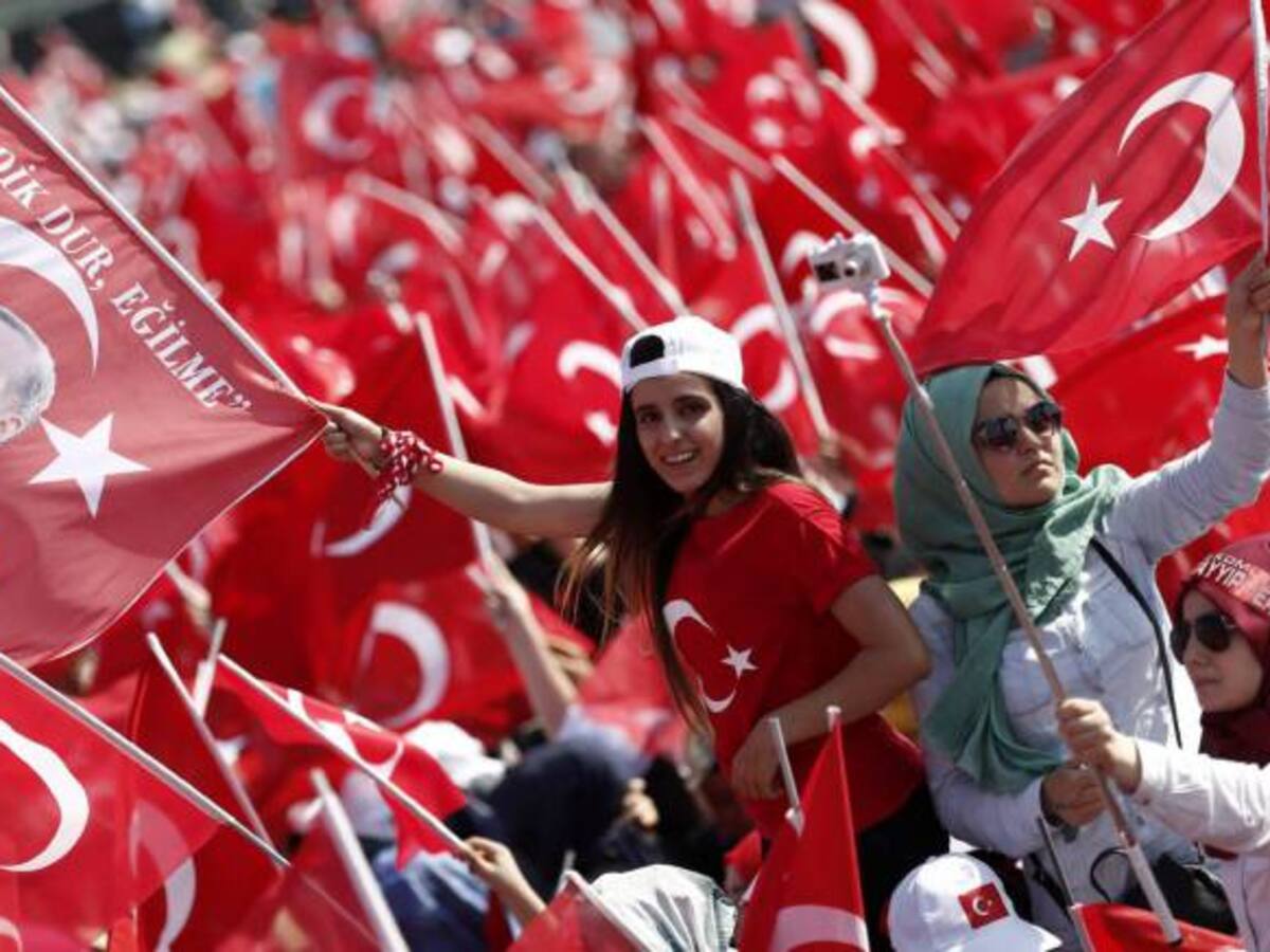 Presidente de Turquía exhibe su respaldo en un histórico mitin antigolpe