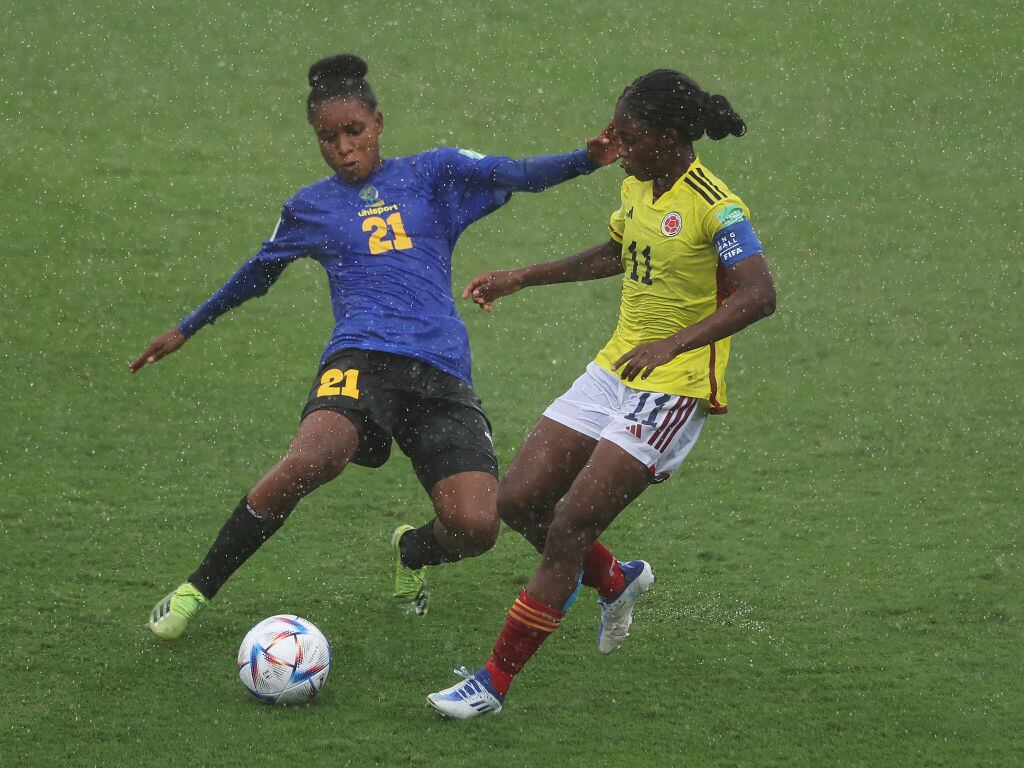 Violeth Mwamakamba de Tanzania y Linda Caicedo (Foto por Matthew Lewis - FIFA/FIFA via Getty Images)