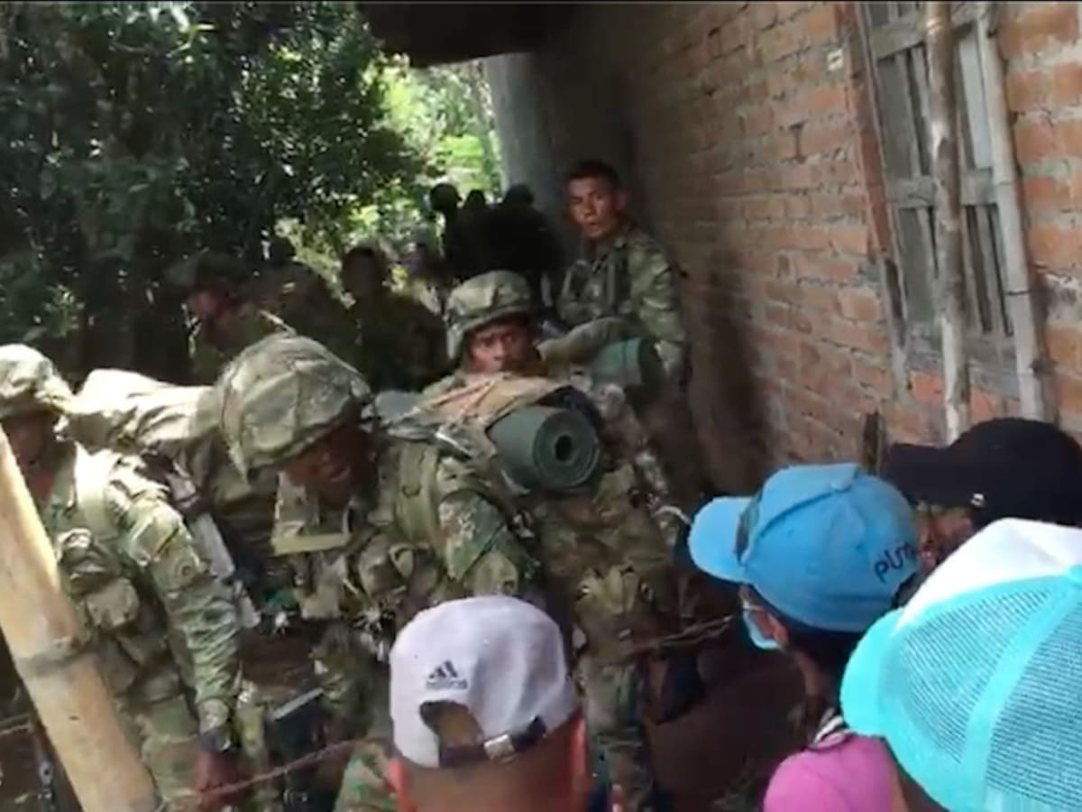 Miembros del Ejército se enfrentan con la comunidad en el norte del Cauca