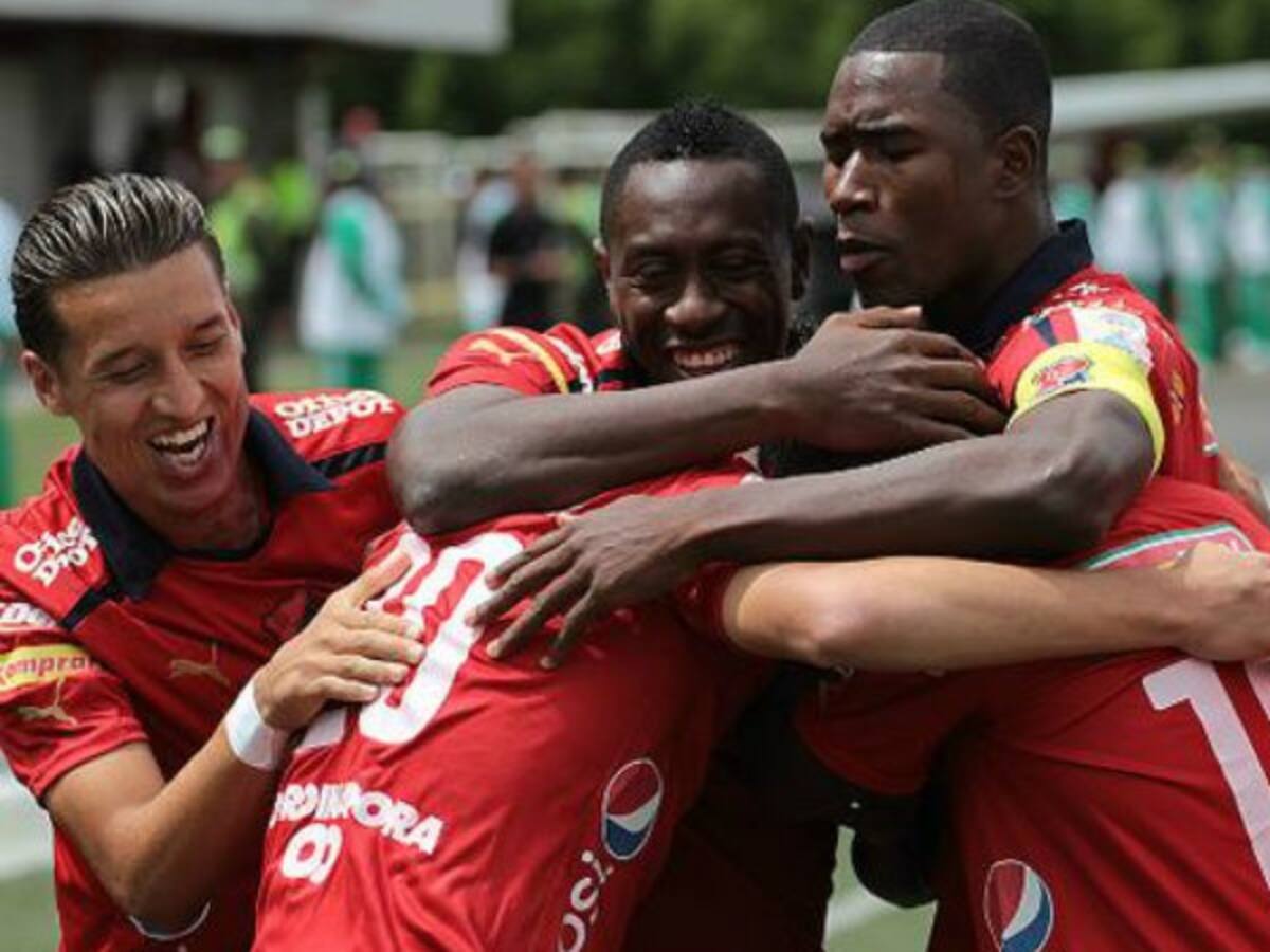 En el Atanasio, el 'clásico paisa' se vistió de rojo