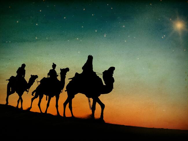 Ilustración de la llegada y camino de los tres reyes magos hacia belén (Foto vía Getty Images)