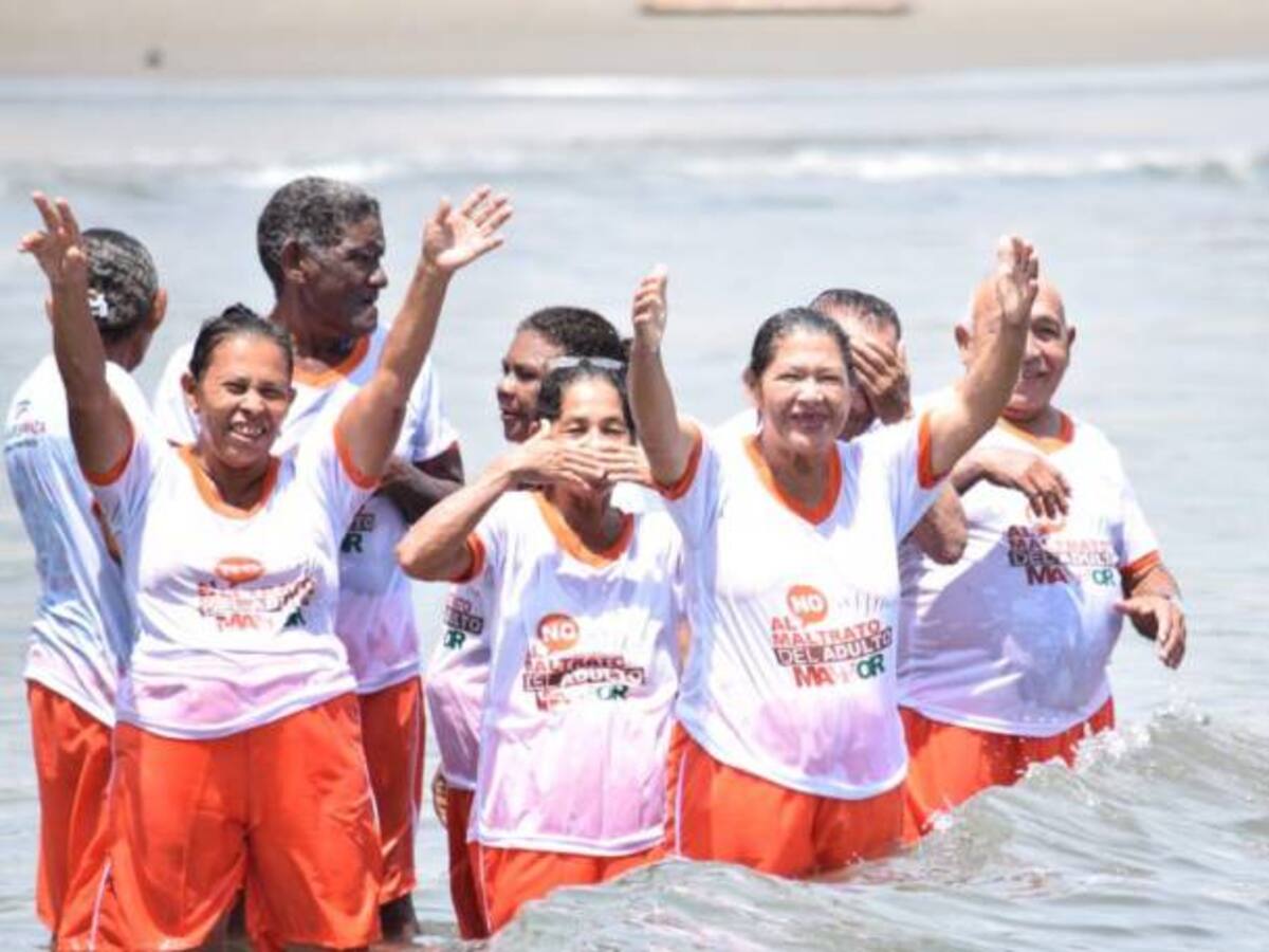 30 adultos mayores bolivarenses conocieron por primera vez el mar