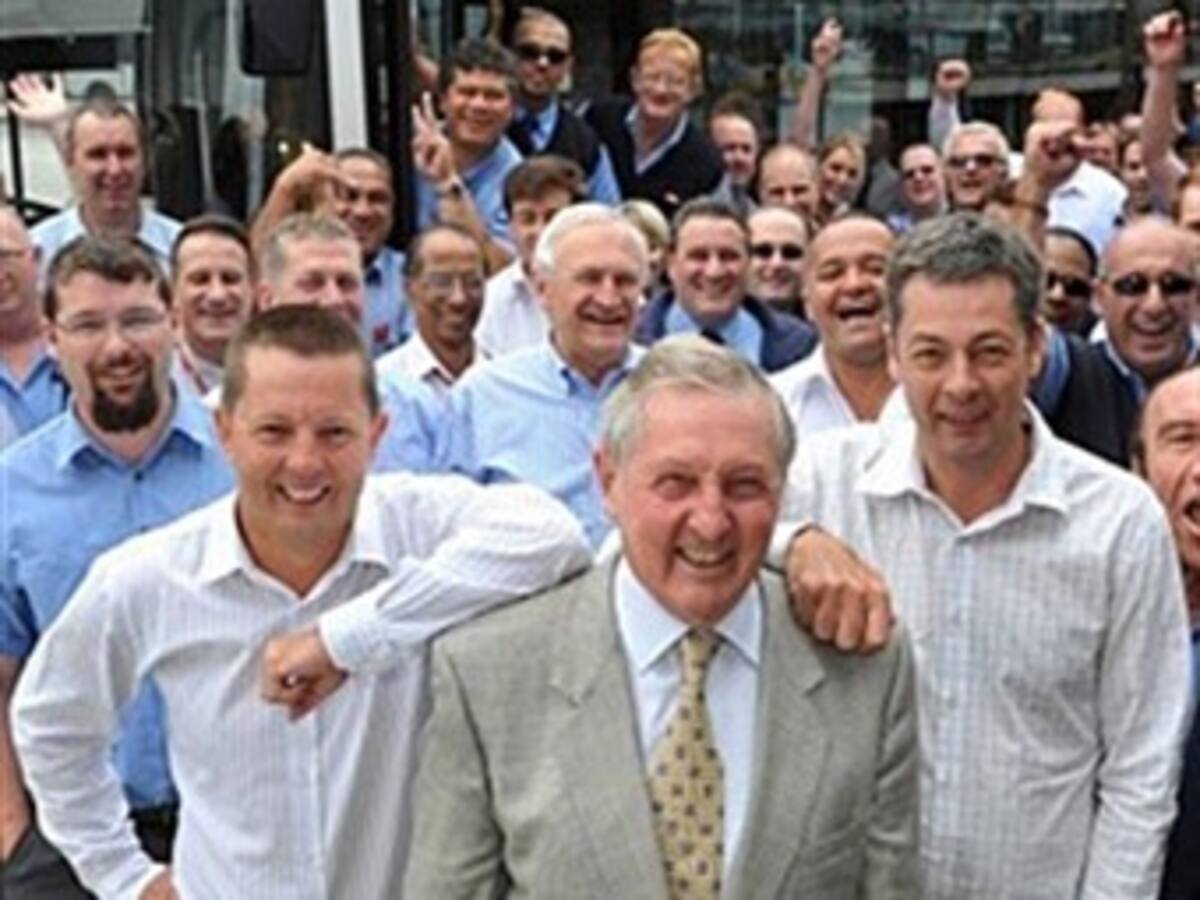 El mejor jefe del mundo repartió 60 mil millones de pesos entre sus empleados