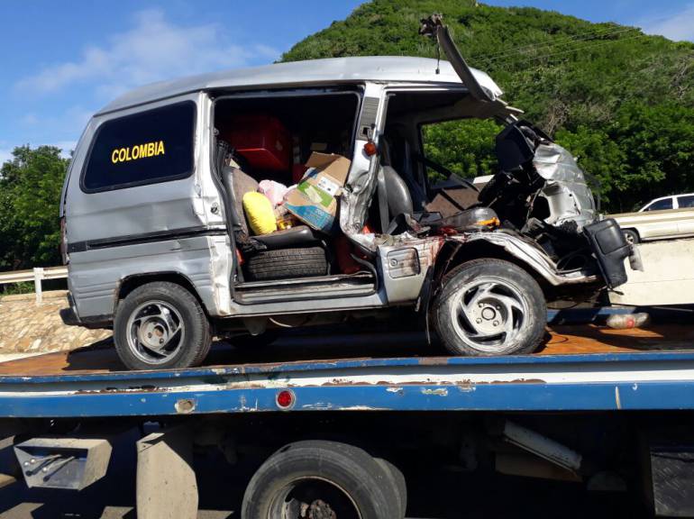 Vehículo accidentado la semana pasada en la vía al mar.