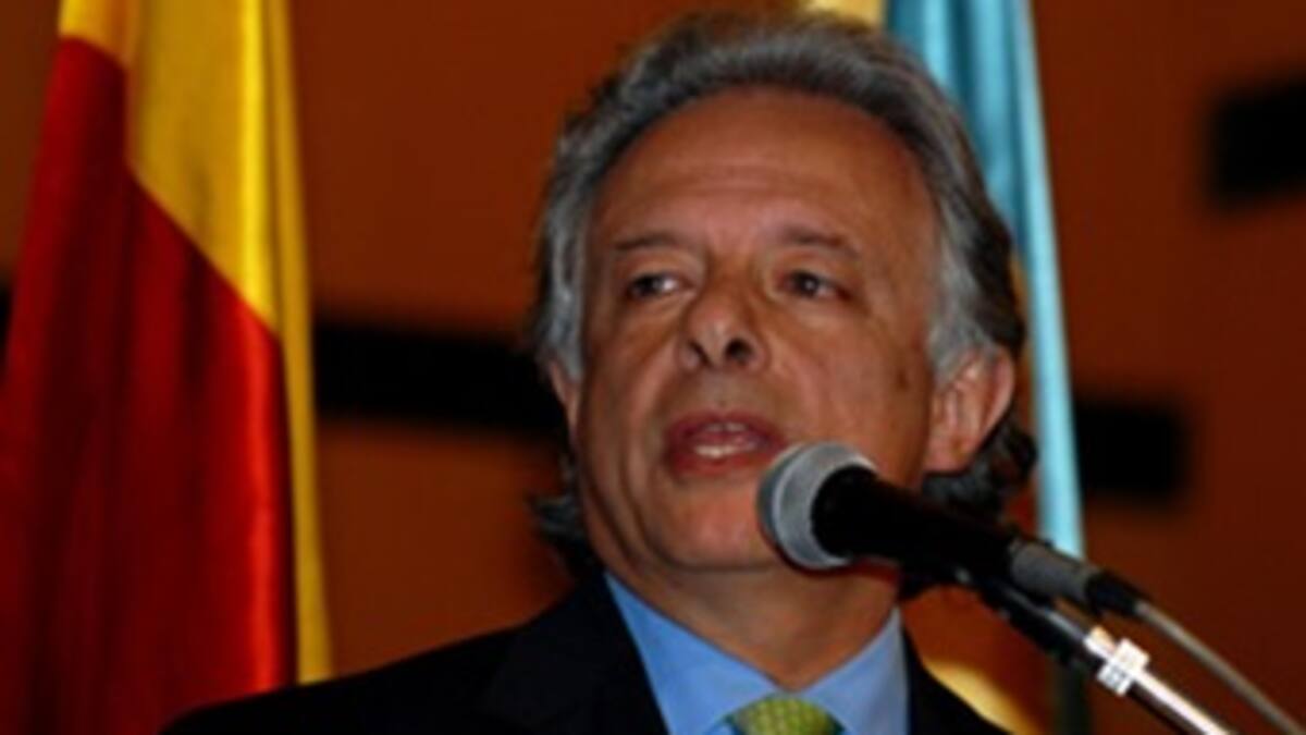 Reuniones con 'Tirofijo' tenían aval del Gobierno: Andrés González