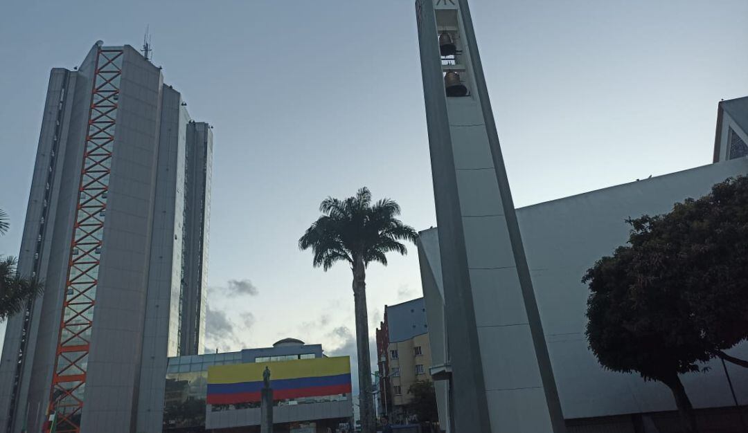 Hermoso amanecer en Armenia desde plaza de Bolívar de la capital del Quindío