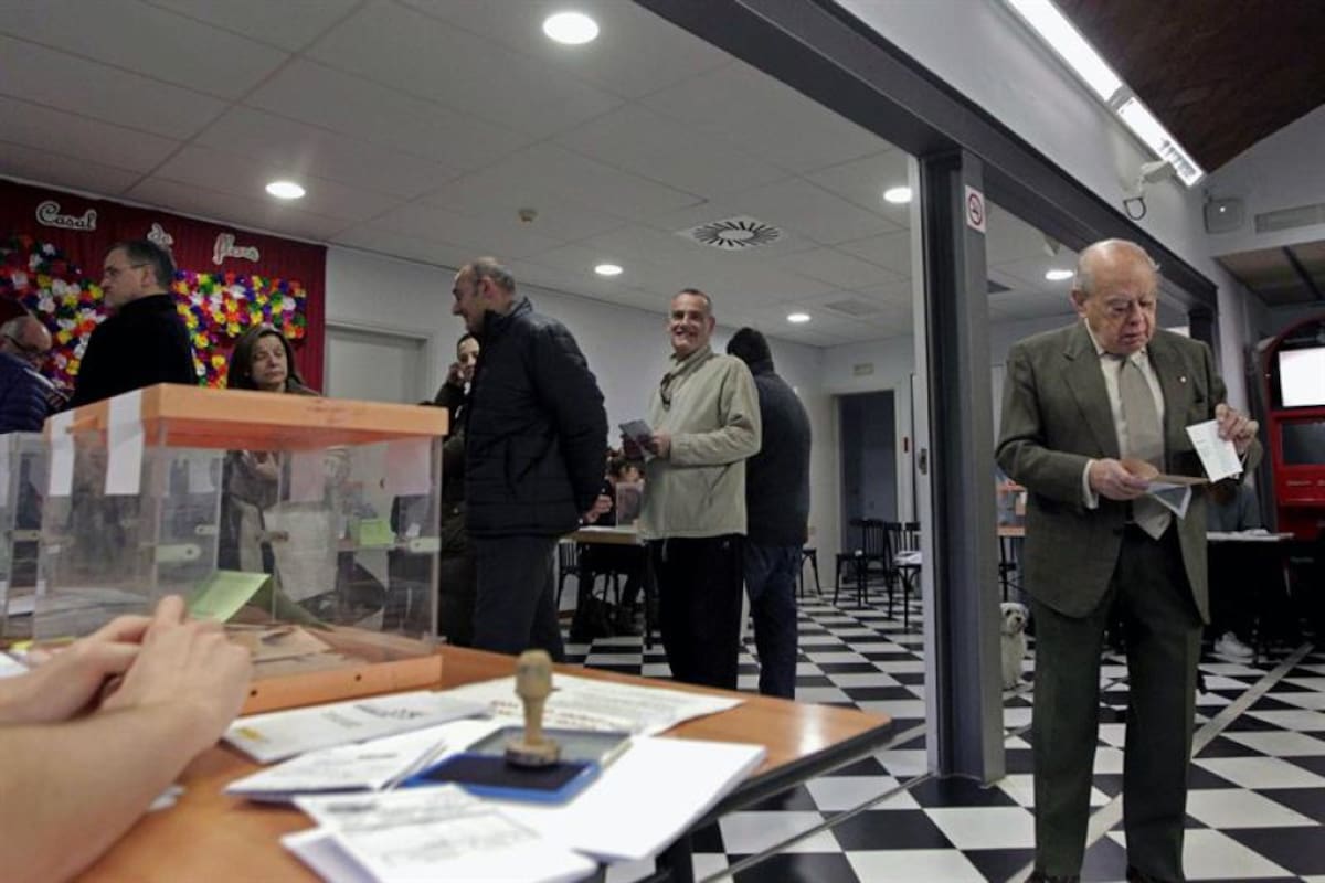 El presidente del Gobierno español, Mariano Rajoy, animó hoy a todos los españoles a votar porque "es el acto más democrático de todos". El líder socialista, Pedro Sánchez, dice que hoy es "una jornada histórica" en la que "huele a cambio".