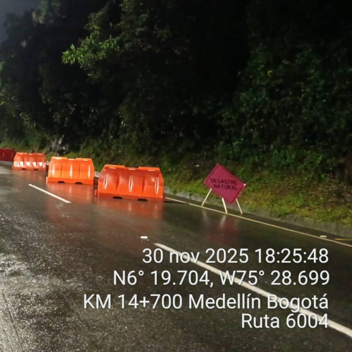 Por caída de material, la autopista Medellín-Bogotá permanecerá cerrada toda la noche