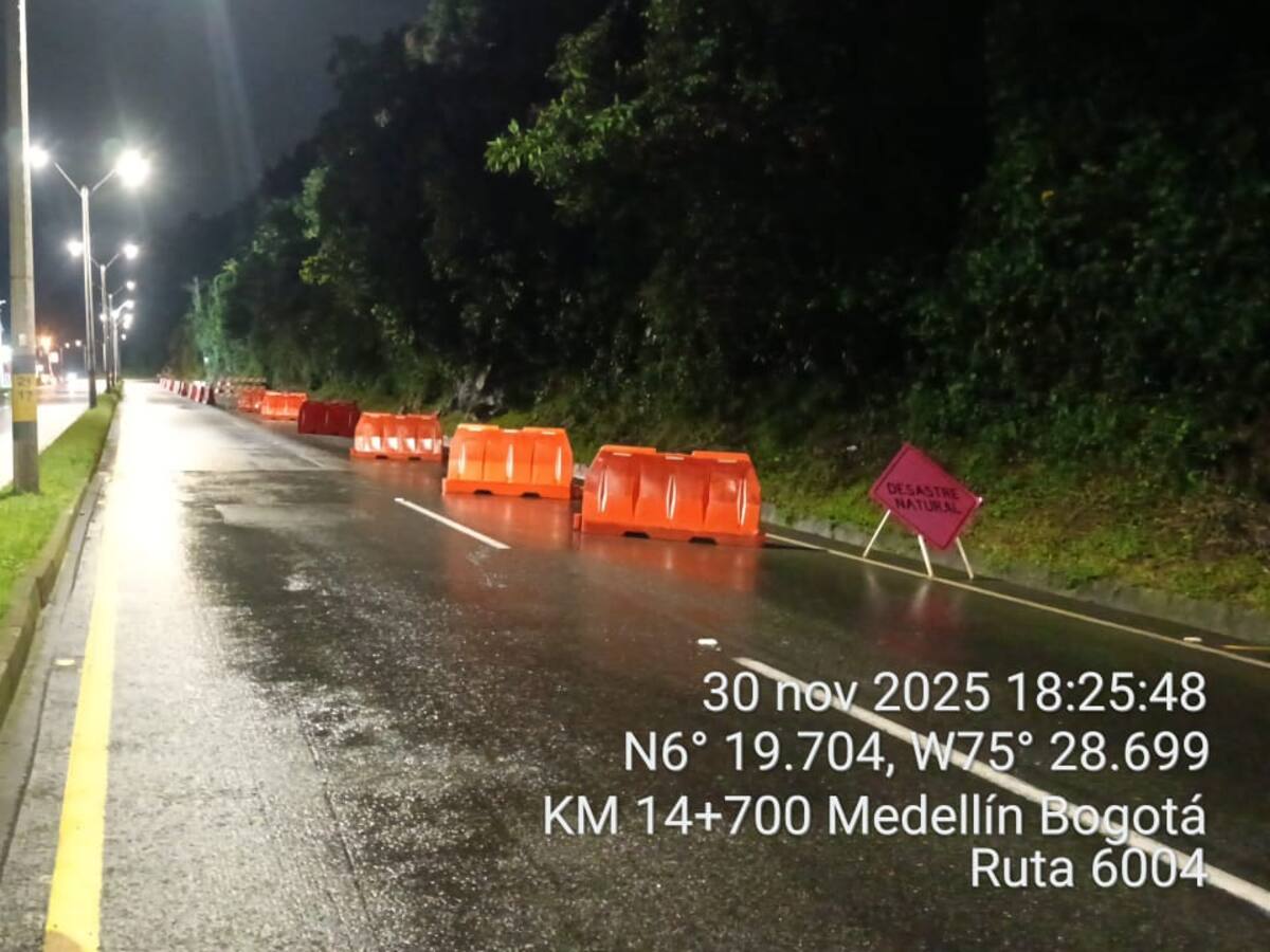 Por caída de material, la autopista Medellín-Bogotá permanecerá cerrada toda la noche