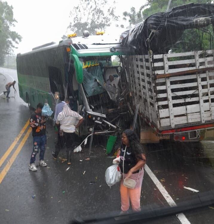 Choque entre bus y camión en Urabá- foto Denuncias Antioquia