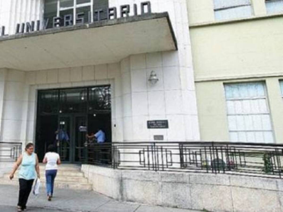 Viacrusis de pacientes en el HUV para conseguir una cita