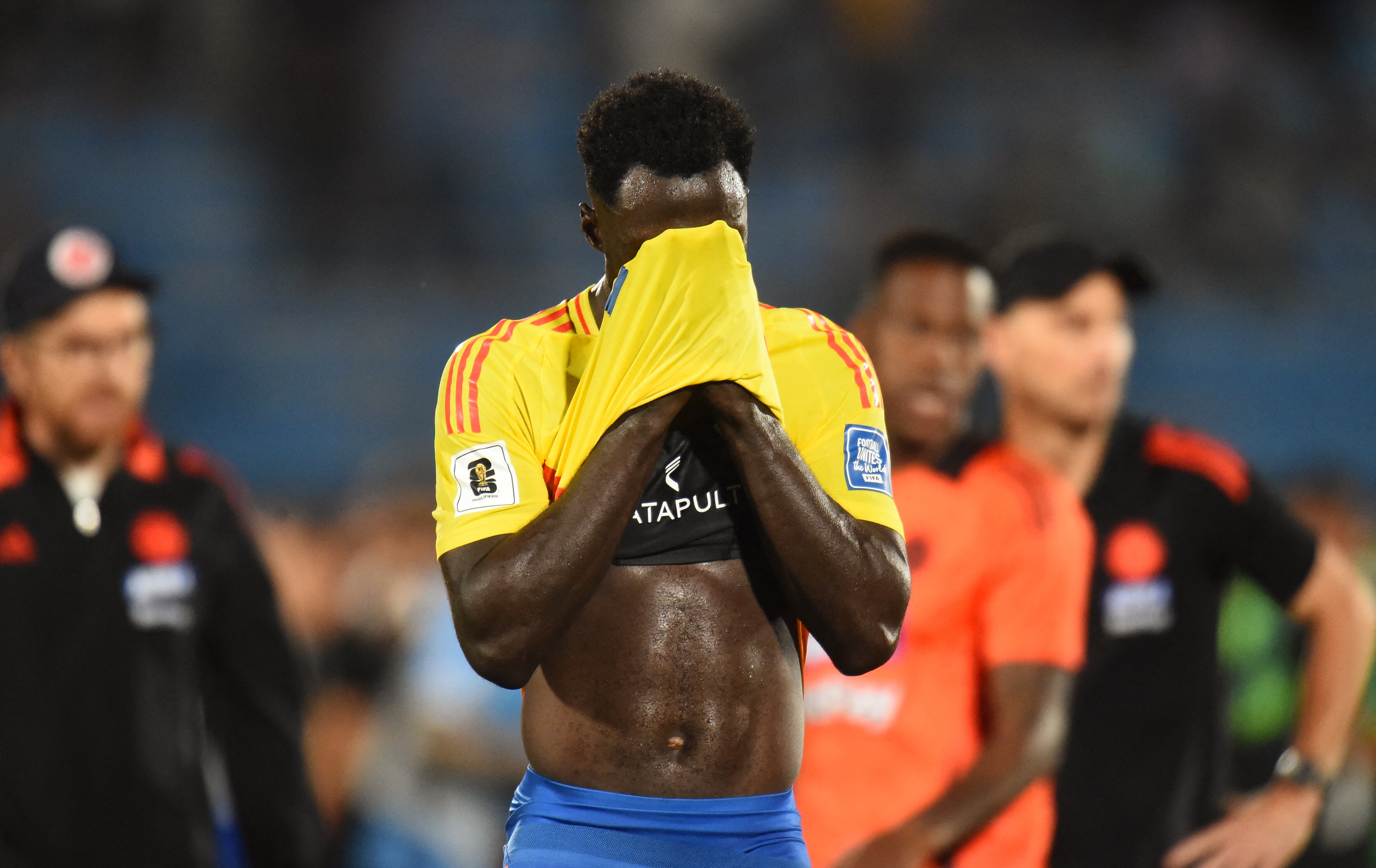 Dávinson Sánchez se lamenta al final del partido ante Uruguay. (Photo by DANTE FERNANDEZ/AFP via Getty Images)