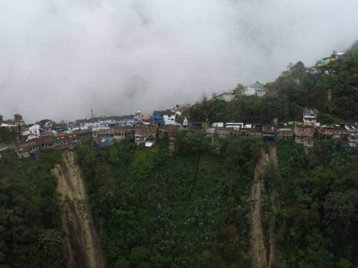 Así están decenas de casas de la Corcova, al borde del abismo