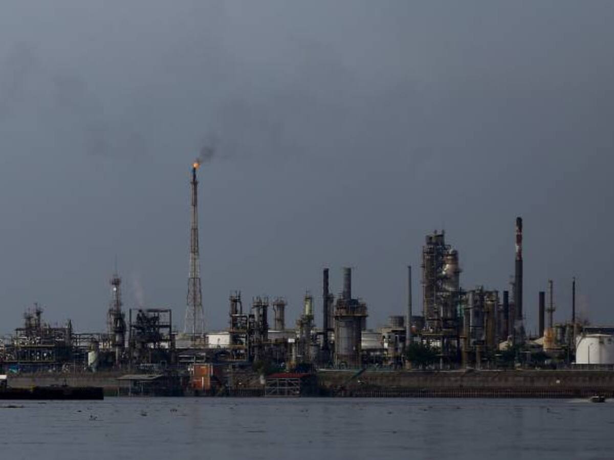 Sigue en caída libre el precio del petróleo en los mercados del mundo