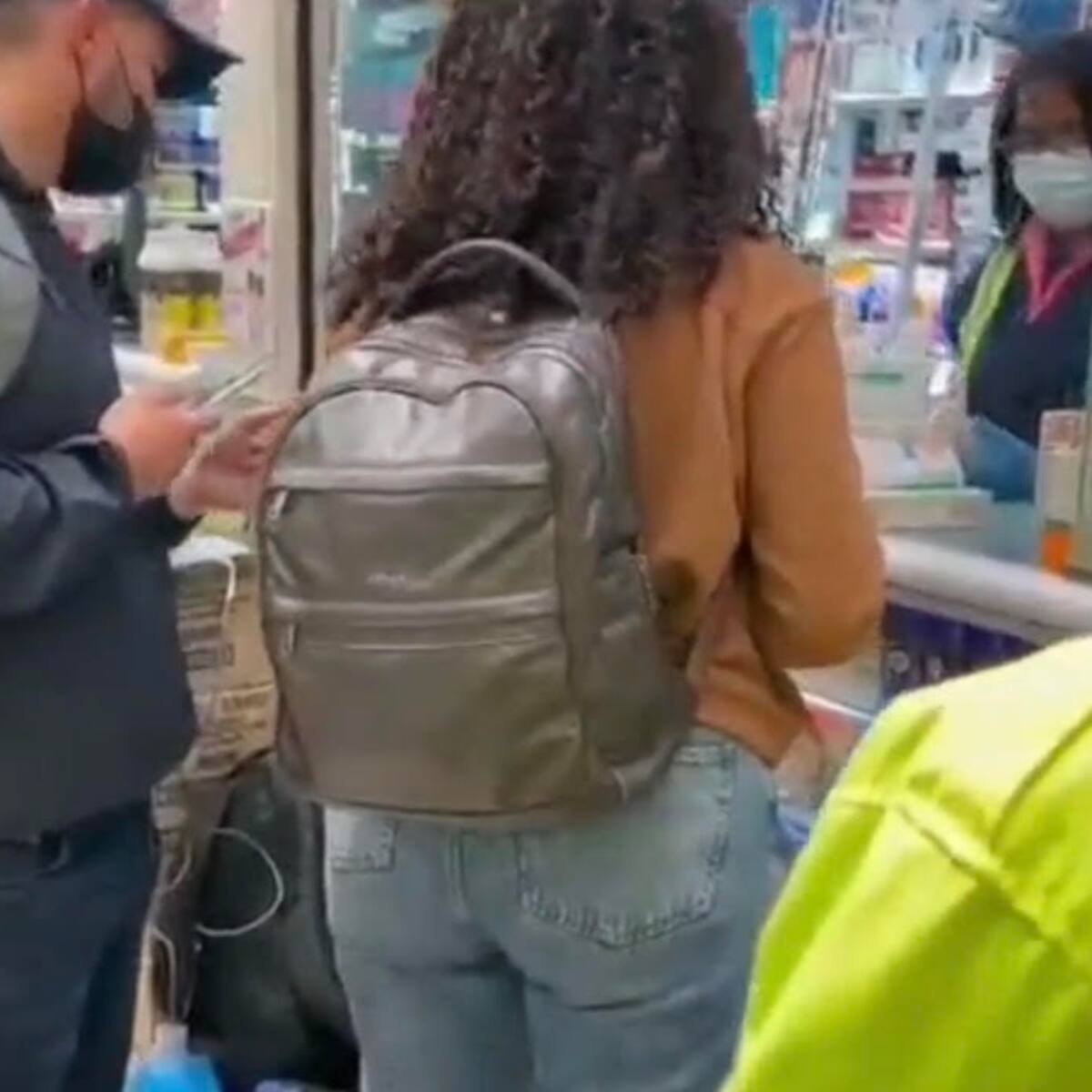 Capturan a revendedores de productos dermocosméticos en la Plaza España en pleno centro de Bogotá
