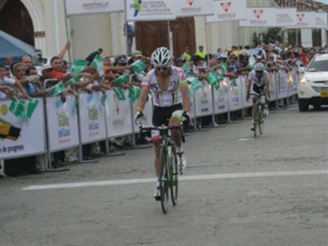 Freddy Piamonte ganó en Sevilla y es nuevo líder de la Vuelta al Valle