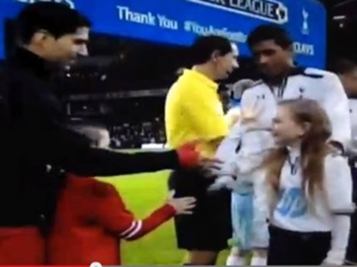 Niña se burla de Luis Suárez en el saludo protocolario
