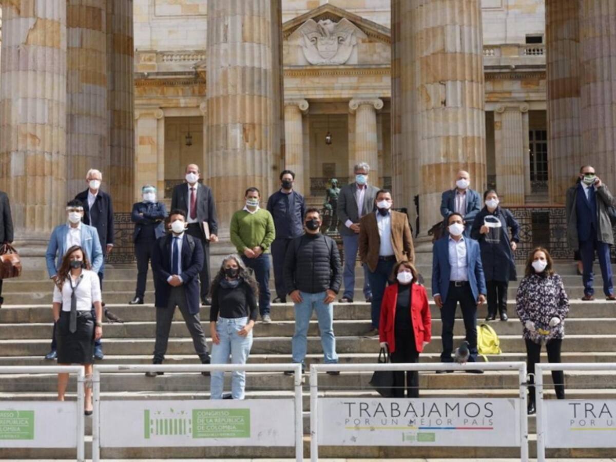 Bancadas de oposición asisten presencialmente a instalación del Congreso