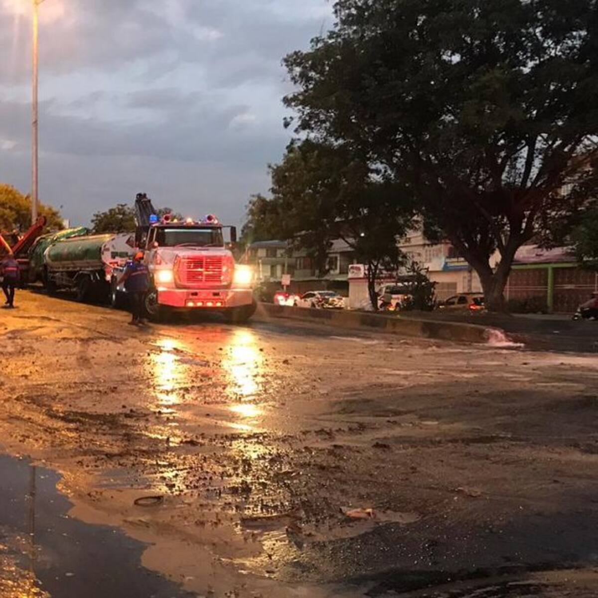 Se vuelca carrotanque a la altura del Puente de los Mil Días