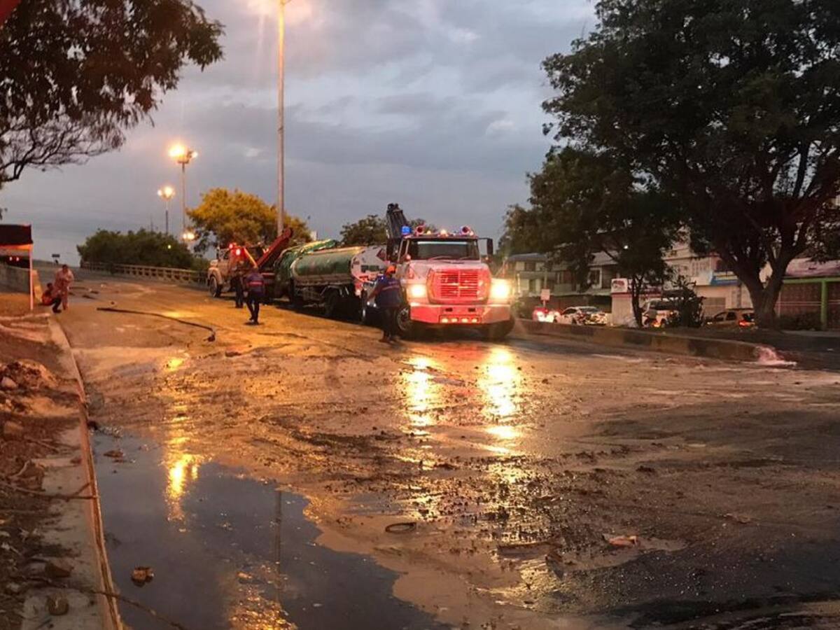 Se vuelca carrotanque a la altura del Puente de los Mil Días